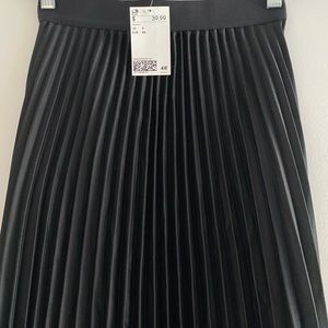 H&M pleated skirt